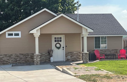 Yakima House | 2-bedroom house in desirable west valley area with great views. Enjoy your stay!