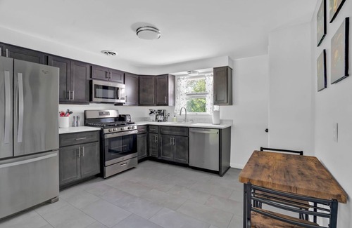 North Canton House | 2-bedroom house - Office - 3 seasons room - Garage in North Canton with WiFi, AC