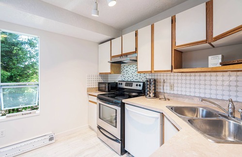 Regional District of Nanaimo House | 2 bedroom house, private yard, near 2 lakes & 2 min walk to gas, pub, cafe, bus