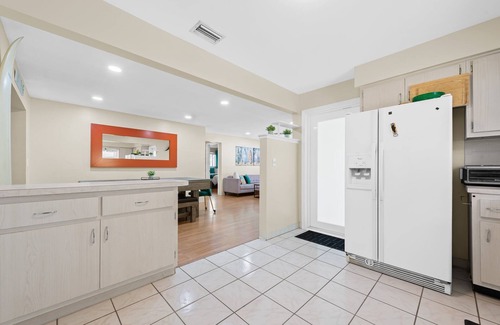 North Andrews Gardens House | 2-bedroom house in fantastic Fort Lauderdale with AC, WiFi, hot tub, pool table
