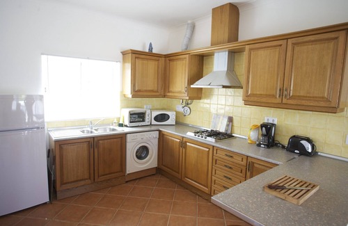 Figueira House | 2 bedroom house with garden and secluded BBQ area, free Internet, beaches