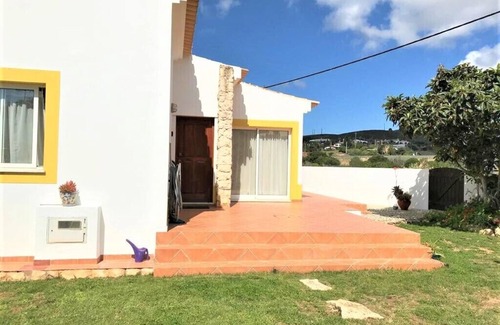 Figueira House | 2 bedroom house with garden and secluded BBQ area, free Internet, beaches