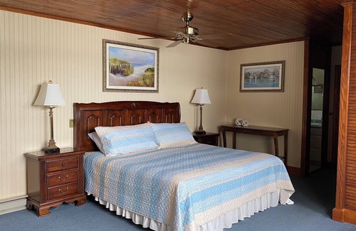 Poland Cottage | 2 Bedroom Lakeside cottage at the 500 acre Poland Spring Resort with lots of onsite activities!