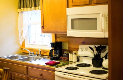 Millersburg Apartment | 2 Bedroom Lodge Suite with Kitchen, Fireplace, and Jacuzzi Tub