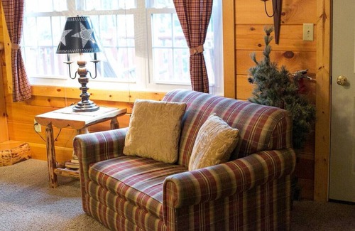 Millersburg Apartment | 2 Bedroom Lodge Suite with Kitchen, Fireplace, and Jacuzzi Tub