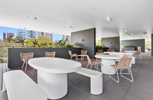 Burleigh Heads Apartment | 2 Bedroom Luxury in Burleigh Heads!