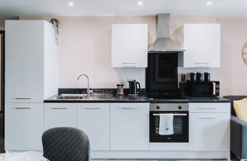 Manchester Apartment | 2 Bedroom Modern Apartment Sleeps 5