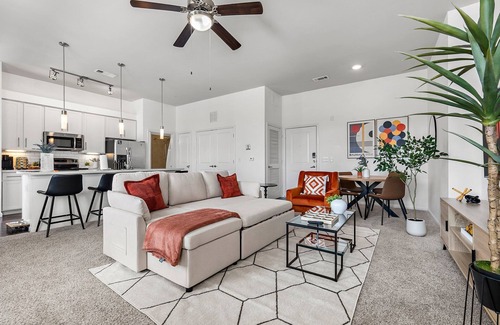Pleasant Valley Apartment | 2-bedroom Modern apartment Near Downtown & Airport. Access to Pool + Gym