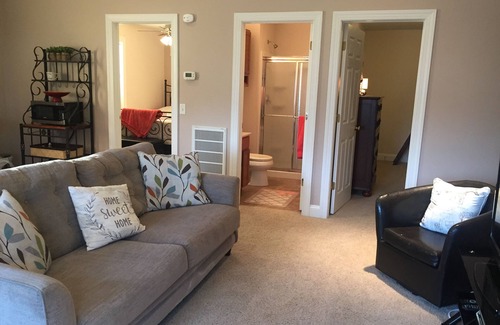Mechanicsburg House | 2 Bedroom Near: Messiah University, Mechanicsburg, Carlisle, Harrisburg, Hershey