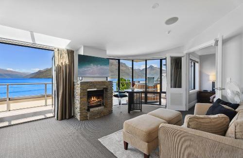Queenstown Apartment | 2-bedroom Penthouse Apartment with Spa - The Beacon 1004