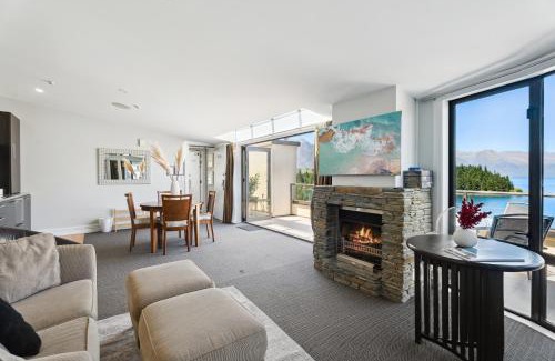 Queenstown Apartment | 2-bedroom Penthouse Apartment with Spa - The Beacon 1004