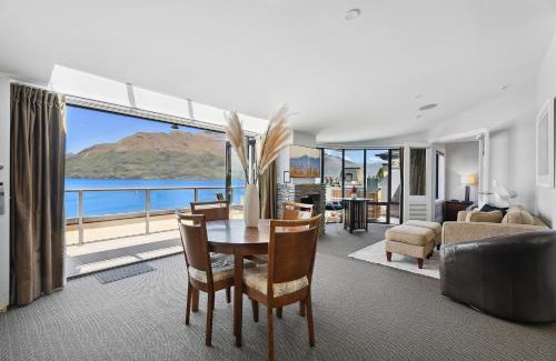 Queenstown Apartment | 2-bedroom Penthouse Apartment with Spa - The Beacon 1004
