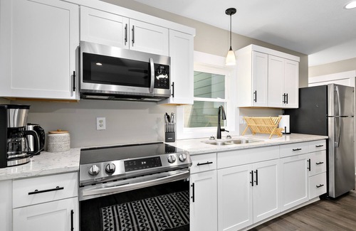Woodfin Apartment | 2 Bedroom Pet Friendly Apt w/full kitchen; Private fenced Backyard; Great Wifi