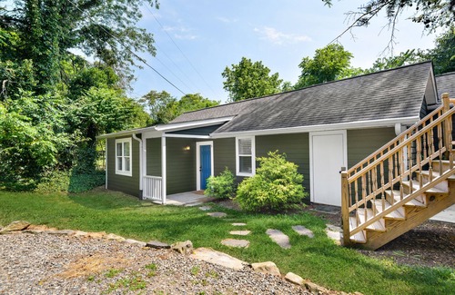 Woodfin Apartment | 2 Bedroom Pet Friendly Apt w/full kitchen; Private fenced Backyard; Great Wifi
