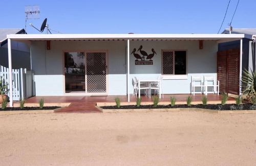 Barmera House | 2 bedroom pet friendly cottage right next to the lake