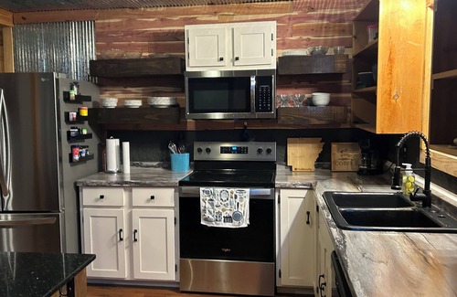 Shirley Cabin | 2 bedroom plus loft cabin near lake, trails with AC, Wi-Fi slp 9