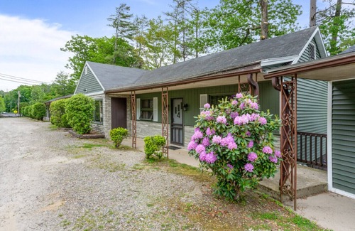 Holderness House | 2 Bedroom Rental on Squam Lake (Suite 4)