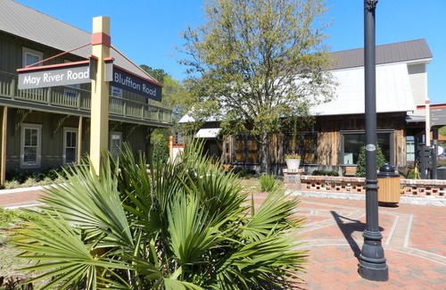 Bluffton Villa | 2 Bedroom Retreat with Private Balcony