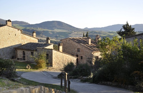 Gambassi Terme Apartment | 2-bedroom rustic apartment in charming Gambassi with WiFi