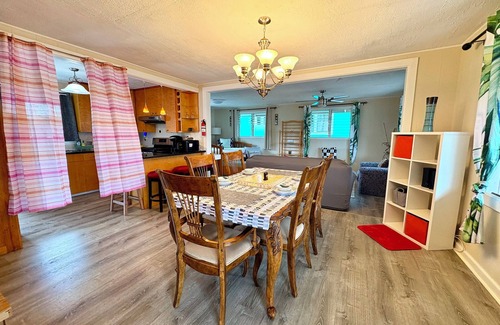 Hilo House | 2 bedroom spacious house (upstairs unit) in the heart of Hilo town