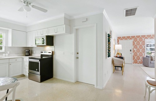 Saint Armands Key House | 2 Bedroom St. Armands Circle Retro Bungalow