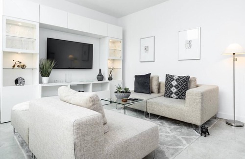 Winnipeg House | 2 Bedroom Steps from Downtown (1 Heaton #3)
