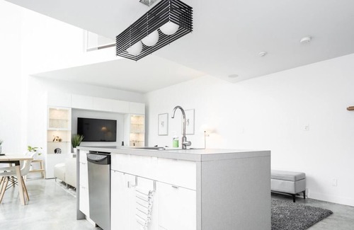 Winnipeg House | 2 Bedroom Steps from Downtown (1 Heaton #3)