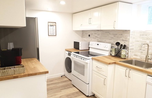 Hollyburn House | 2-Bedroom Suite with full kitchen - 3 min drive to seawall