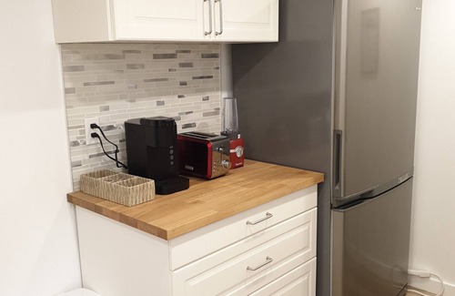 Hollyburn House | 2-Bedroom Suite with full kitchen - 3 min drive to seawall