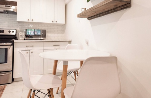Cobble Hill Other | 2 Bedroom suite with hot tub! Minutes to local attractions, trails and dining