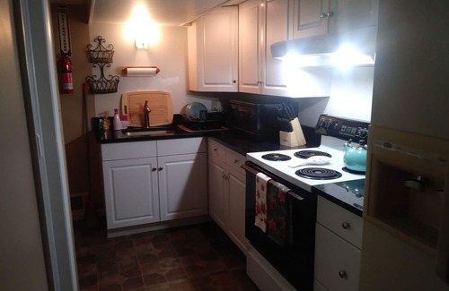 Witmer House | 2 bedroom suite with a full kitchen, living room, and a full bathroom.