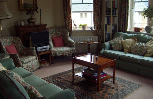 Penicuik Apartment | 2 Bedroom Top Floor Flat Within 40 mins of Edinburgh, Good Transport Links