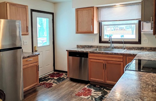 Marshfield House | 2-bedroom town-home in Marshfield MONTHLY ~NURSES ~STUDENTS