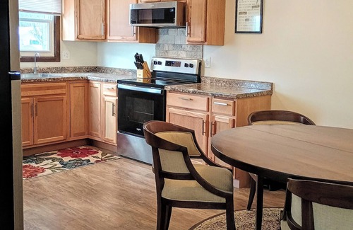 Marshfield House | 2-bedroom town-home in Marshfield MONTHLY ~NURSES ~STUDENTS