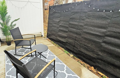 Clarksville House | 2-bedroom townhome with WiFi. Close to Army base and Hwy. 45 mins to Nashville.