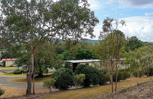 Mount Larcom Villa | 2 bedroom villa-style cabin