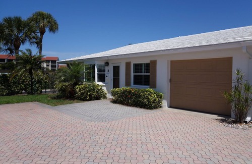 Siesta Key Condo | 2-bedroom villa, steps from Siesta Key Beach and Crescent Beach