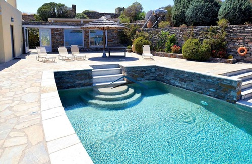 Kea Villa | 2 bedroom villa with a large swimming pool 10 minutes by car from Spathi beach
