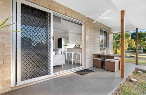 Helensvale Apartment | 2 Bedroom With A/C Near MovieWorld & Wet’n’Wild