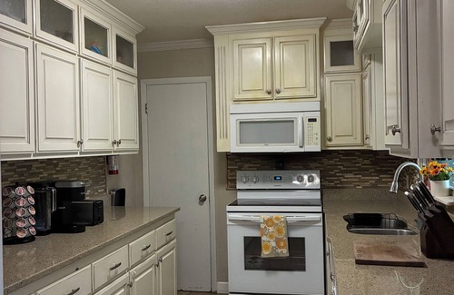 Lyons House | 2-bedrooms 1-bath house in Lyons with WiFi, AC, and printer.