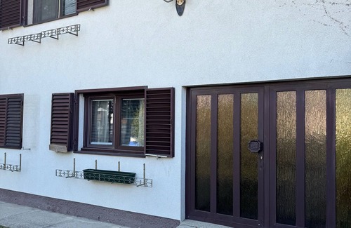 Floridsdorf House | 2 Bedrooms, 2 Baths House with a Living Room & an Upstairs Reception rea