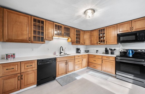 Narragansett House | 2 BEDROOMS, 3BEDS 1.5 BATH! OCEAN ROAD ! Sleeps 6 1 mile to beach, dining &shops