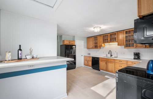 Narragansett House | 2 BEDROOMS, 3BEDS 1.5 BATH! OCEAN ROAD ! Sleeps 6 1 mile to beach, dining &shops
