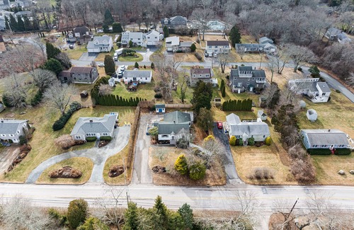 Narragansett House | 2 BEDROOMS, 3BEDS 1.5 BATH! OCEAN ROAD ! Sleeps 6 1 mile to beach, dining &shops