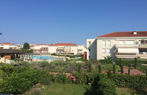 Antibes Apartment | 2 bedrooms, 6 guests, pool, parking, close to beach, shops & restaurants