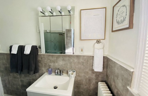 Truxton Circle Apartment | 2 Bedrooms at the heart of the City! Sun Filled & Comfortable!