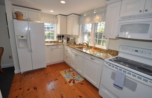 Nantucket Town Cottage | 2 Bedrooms + Loft - Sleeps 6 in Beds but max 4 adults- 5 Blocks to Town