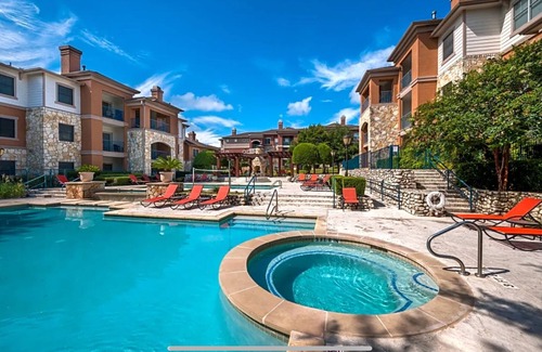 West Congress Condo | 2 Beds - 1 Bath - Pools - HotTub - GYM - Pet friendly - Serene Environment