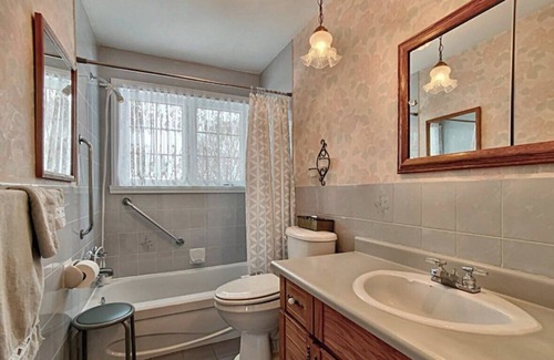 Longueuil House | 2 beds in private room A with free parking - 15 min downtown