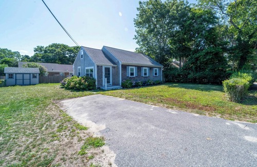 West Yarmouth Cottage | 2 Beds Walk to Baxter Beach